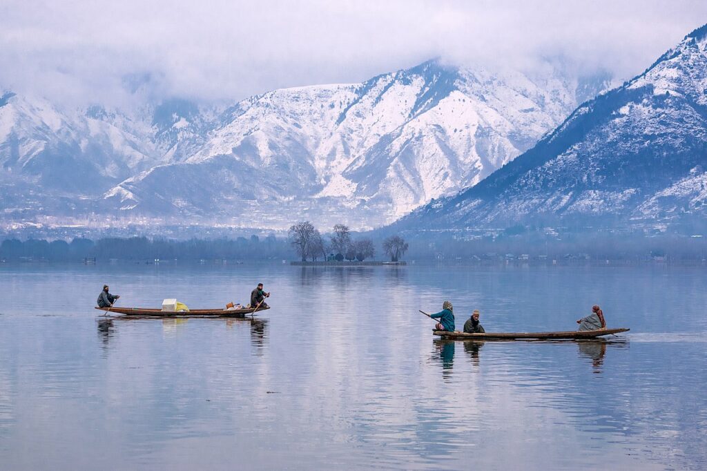 Dal_Lake_places-to-visit-in-kashmir-rsindia-tourism