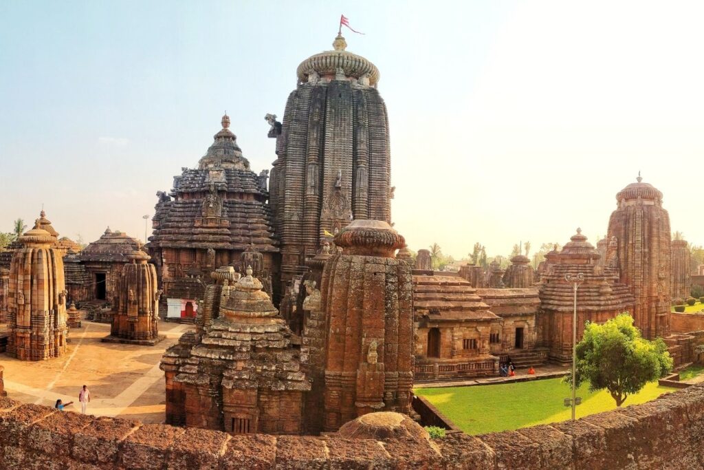 lingaraj-temple-best-place-to-visit-in-bhubaneswar-rs (1)